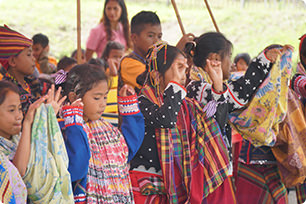 Children’s welcoming dance